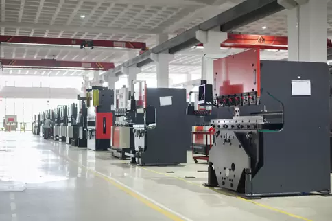 奥斯玛自动化流水生产线全景图，展示智能机械臂与传送带协同作业的现代工业制造场景，高效精准的零件组装流程体现工业4.0智能制造技术
