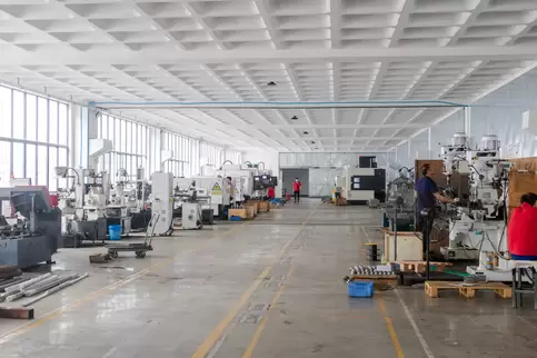 奥斯玛CNC加工车间全景实拍，展示高精度自动化生产线布局，数控机床阵列与工业机器人协同作业，智能物料传输系统贯穿全流程，AGV小车实现零件自动配送，中央控制台实时监控生产数据，体现智能工厂在复杂精密零部件加工领域的领先实力，适用于航空航天/汽车制造/医疗器械等高端制造场景