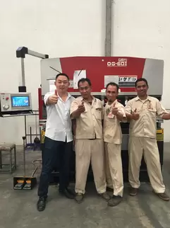 奥斯玛OG-60II下动式液压数控折弯机客户现场实拍：专业团队操作智能数控系统执行重型钣金加工，设备采用下动式结构与液压同步技术，实现±0.01mm级超高精度成型，展现奥斯玛品牌在高端数控装备领域的技术领先性与工业自动化解决方案实力