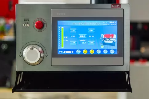 奥斯玛OG系列机器细节相册封面，奥斯玛折弯机精密手轮控制系统界面特写，数控机床人机交互核心模块，采用高精度机械编码器与防误触设计，实现毫米级加工参数微调，显著提升钣金折弯操作精准度与生产效率