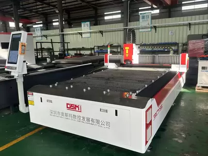 奥斯玛光纤激光切割机（无钣金外罩）客户应用实拍，展示设备开放式框架结构、高精度切割过程及工业级操作界面，适用于金属板材加工场景，体现设备高效与稳定性